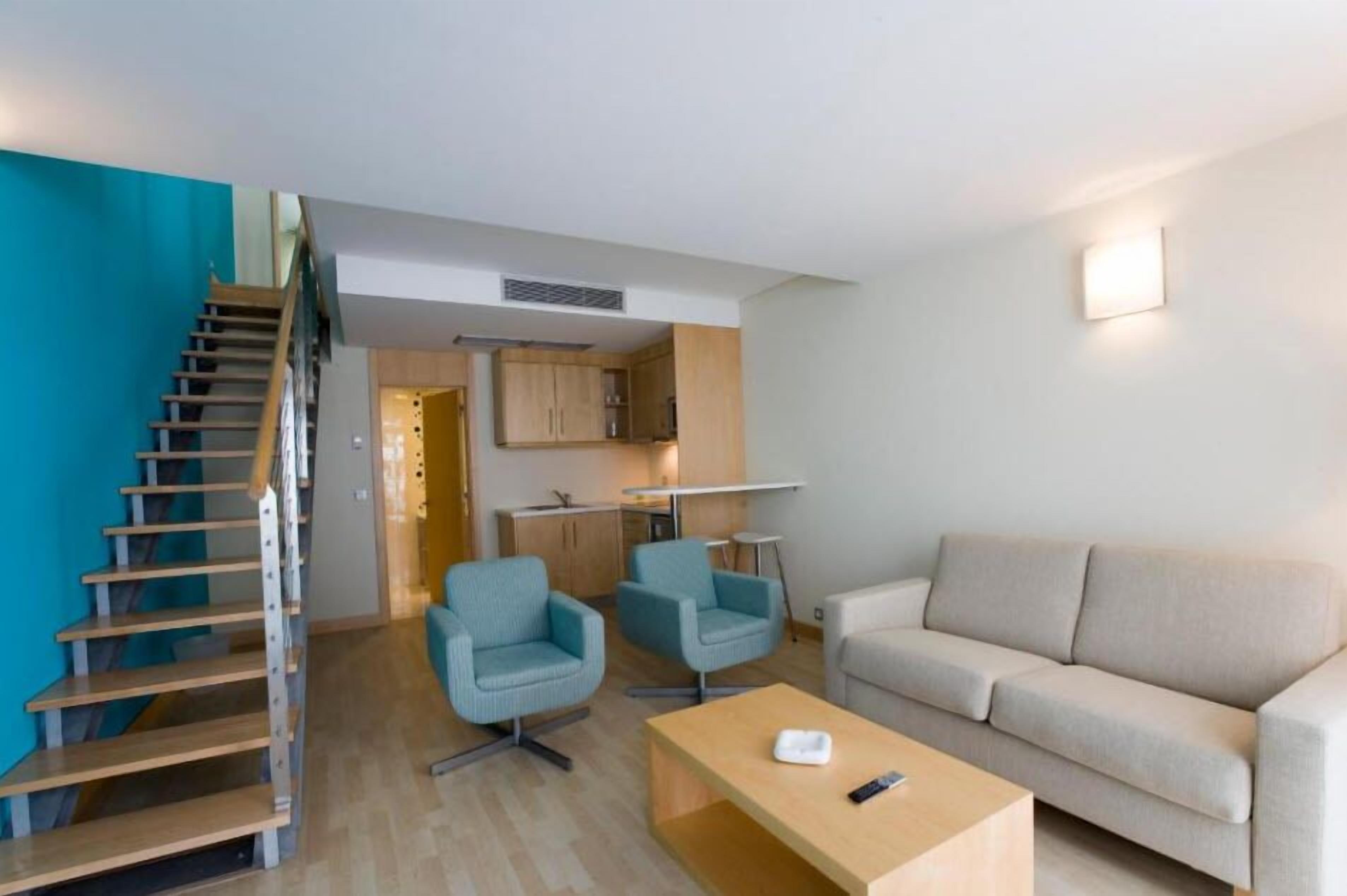 family room, kitchenette | 1 bedroom, hypo-allergenic bedding, minibar, in-room safe