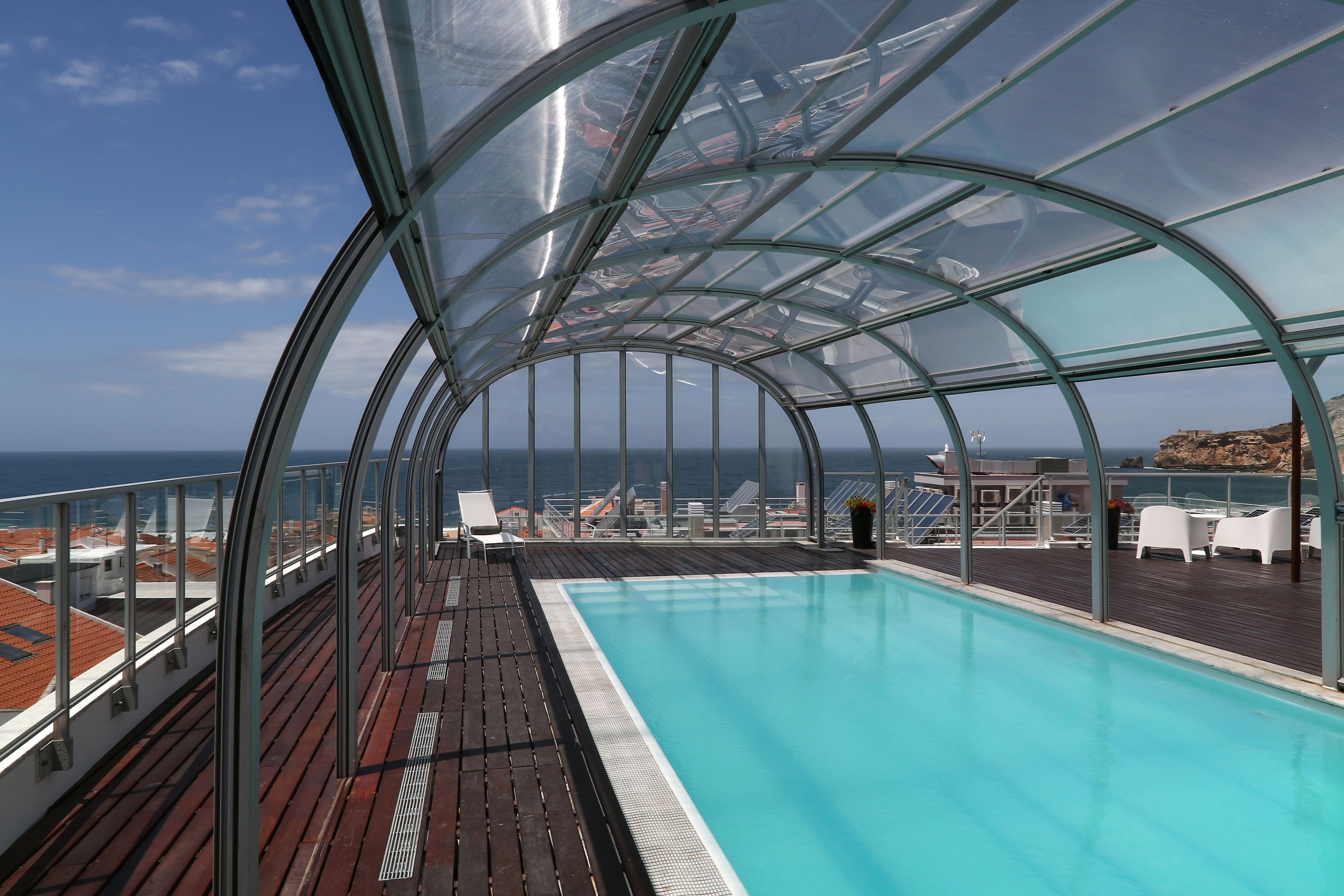 Beltéri medence, nyitva 10:00 és 20:00 között, napozóágyak