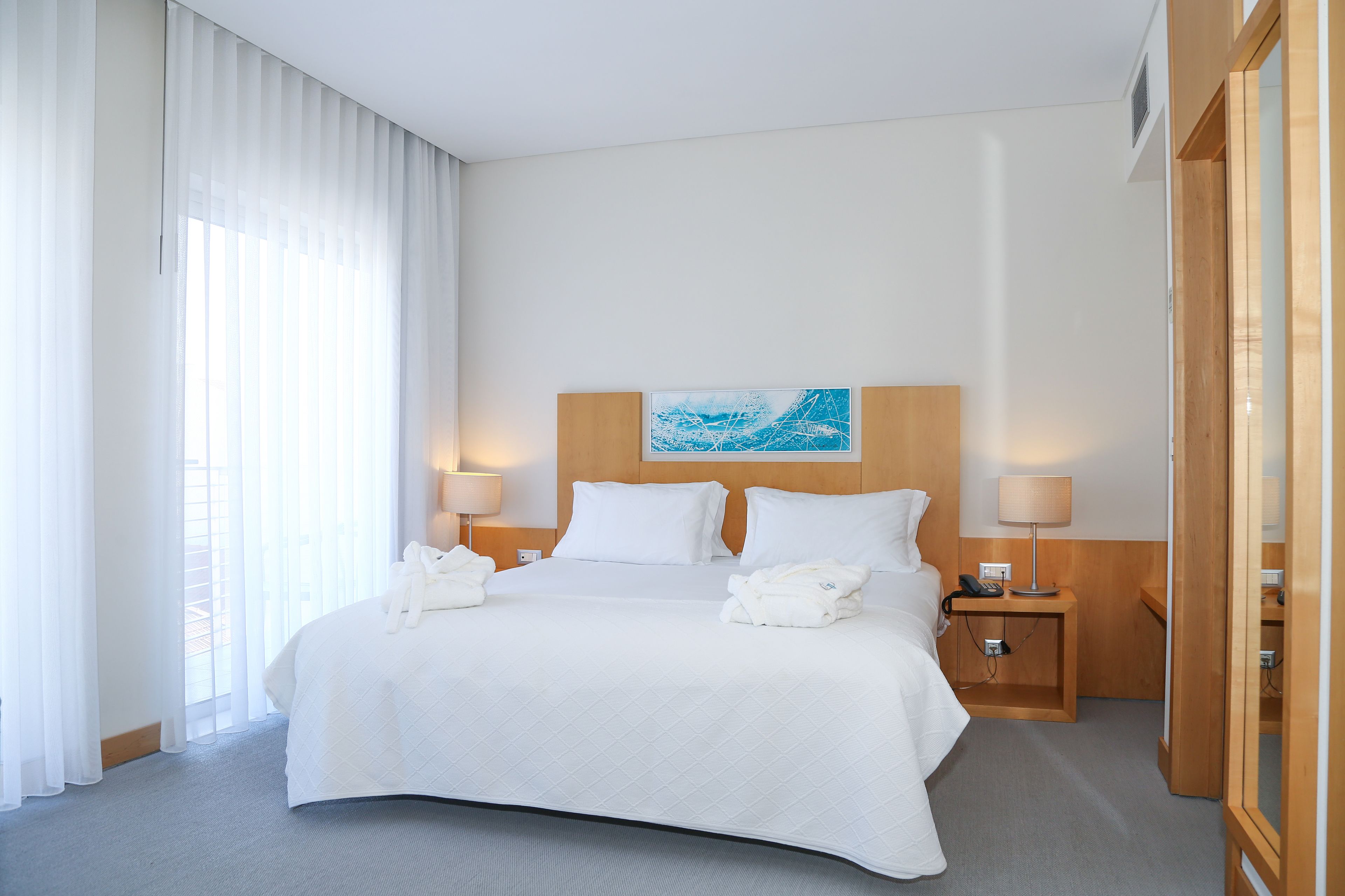 Ropa de cama hipoalergénica y minibar 