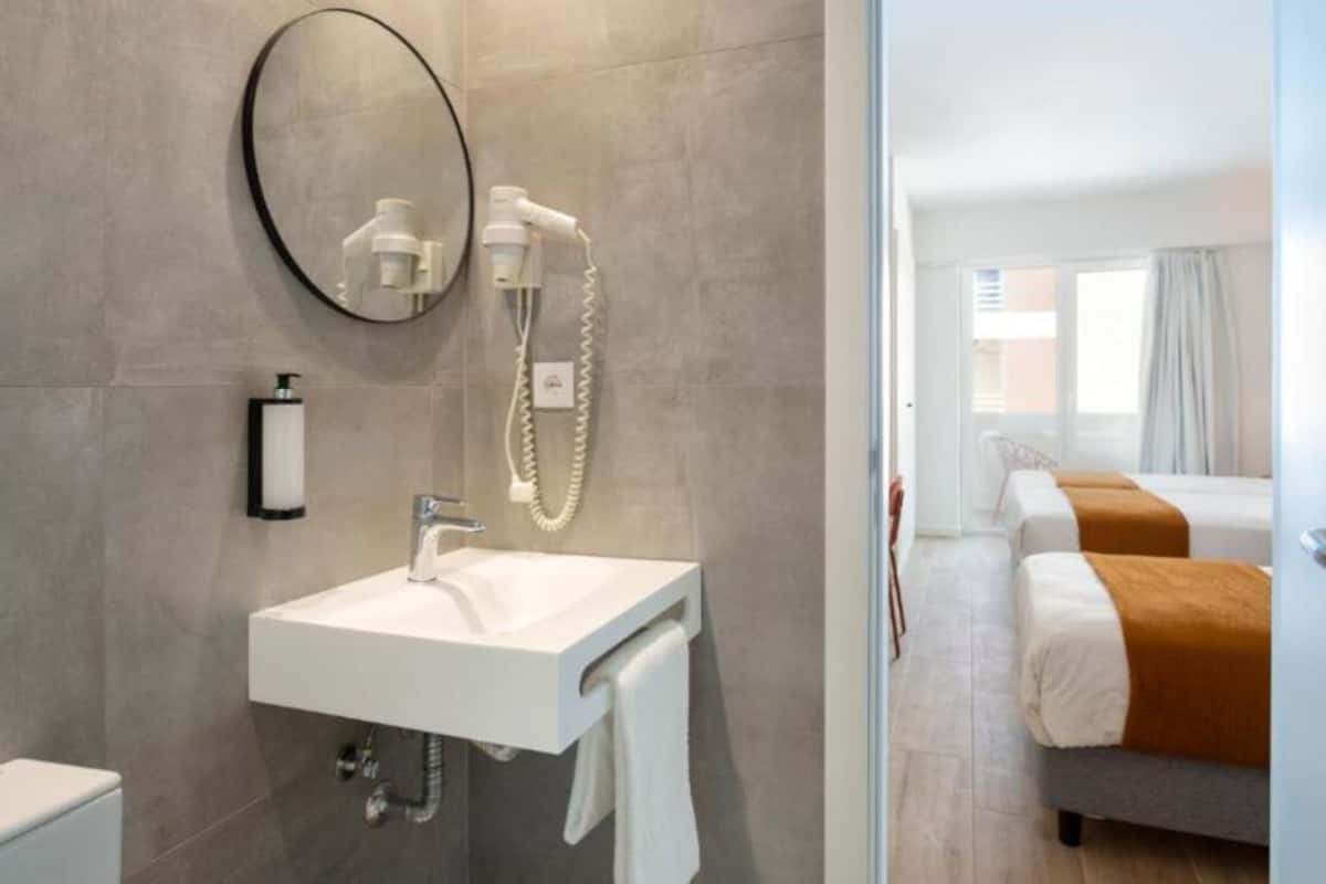 standard triple room | bathroom | bathtub, free toiletries, hair dryer, towels