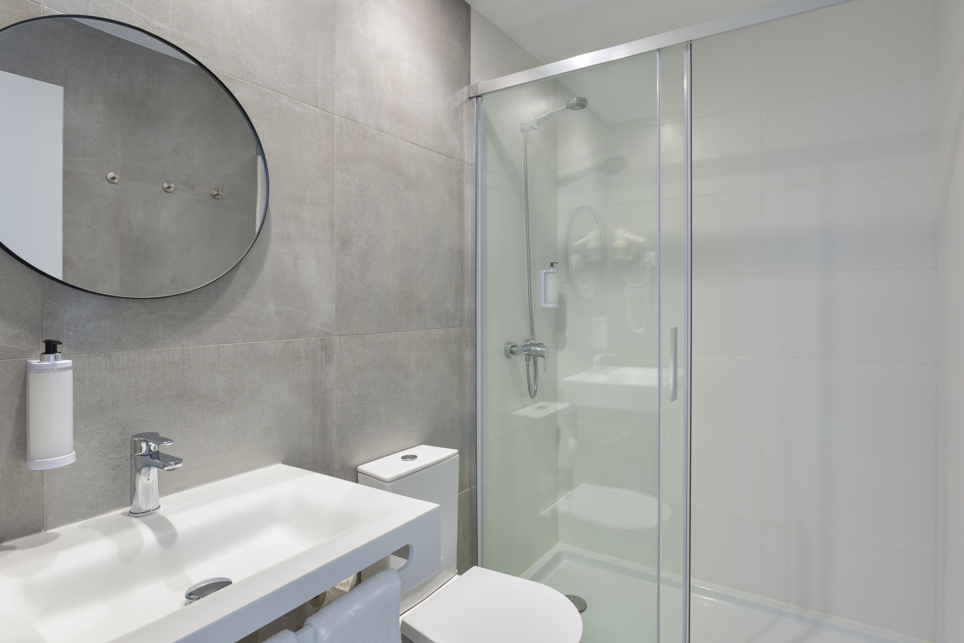 family room, 1 bedroom | bathroom | bathtub, free toiletries, hair dryer, towels