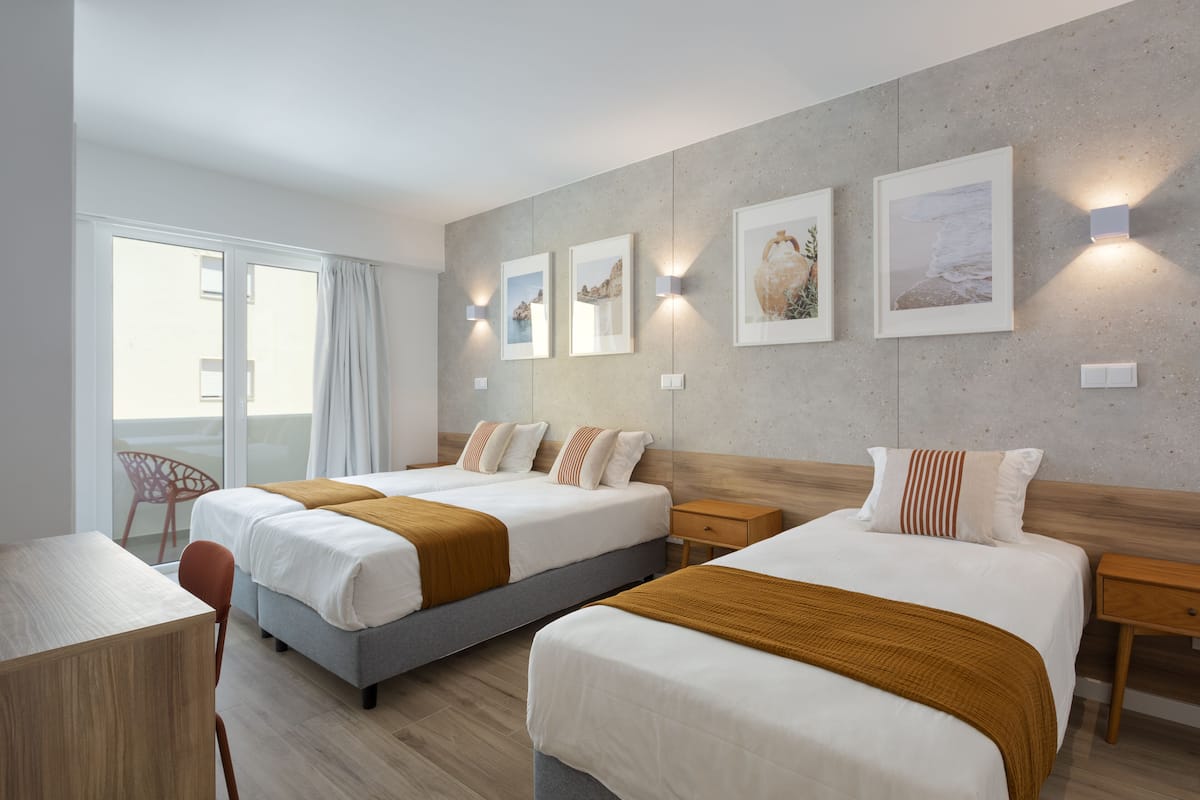 Escritorio, sistema de insonorización, wifi gratis y ropa de cama