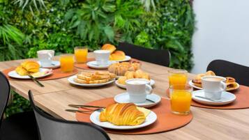 Petit déjeuner buffet (10 EUR par personne)
