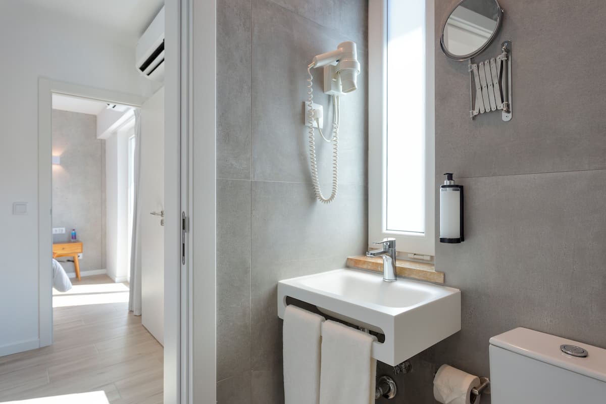 connecting family room | bathroom | bathtub, free toiletries, hair dryer, towels