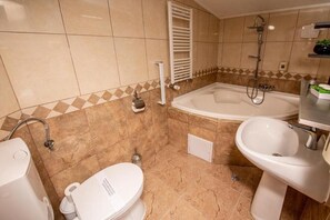 Un bany amb vàter, bidet, banyera i rentapans.