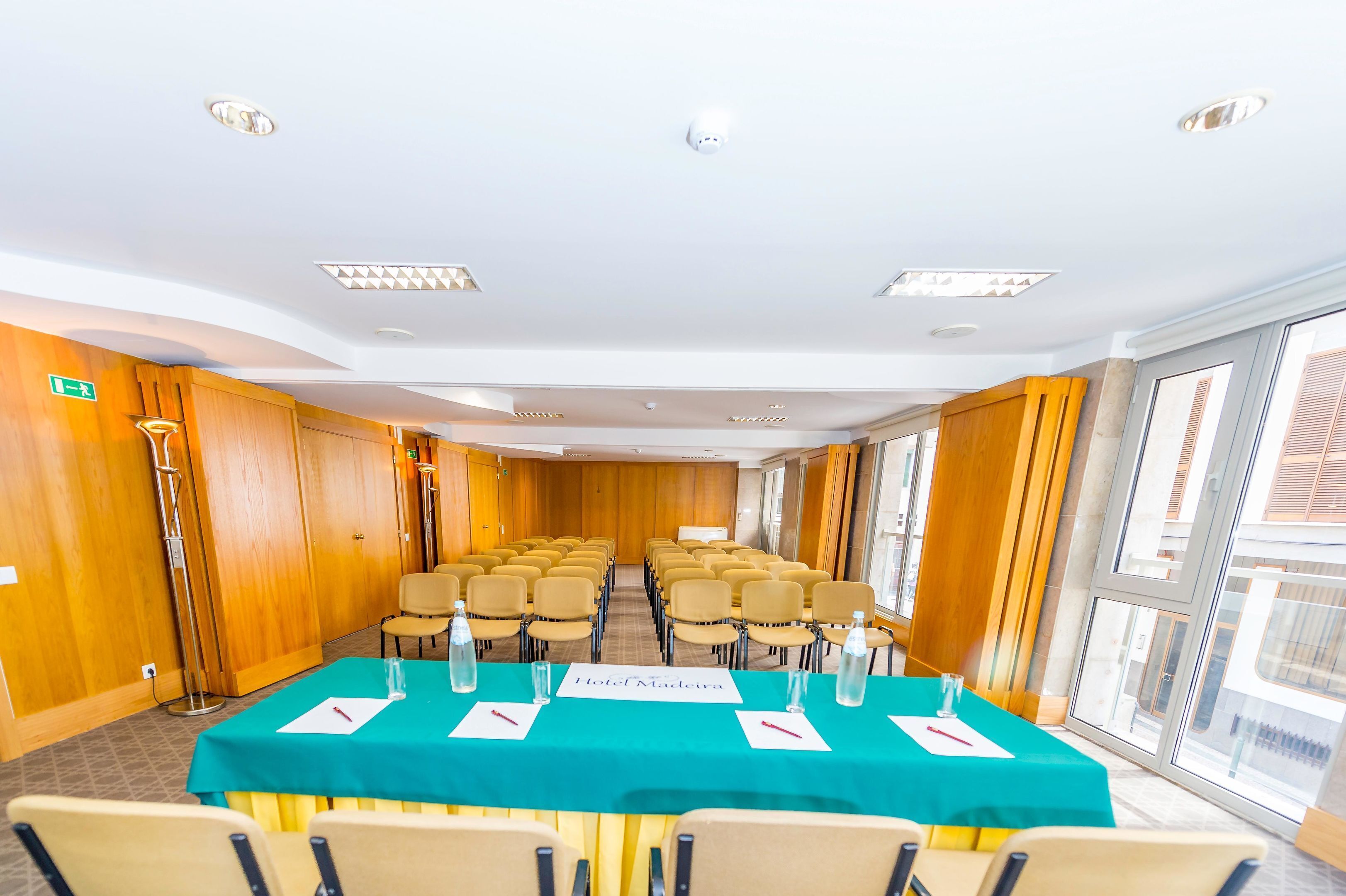 Ein Konferenzraum mit einem langen Tisch, Stühlen und Namensschildern.