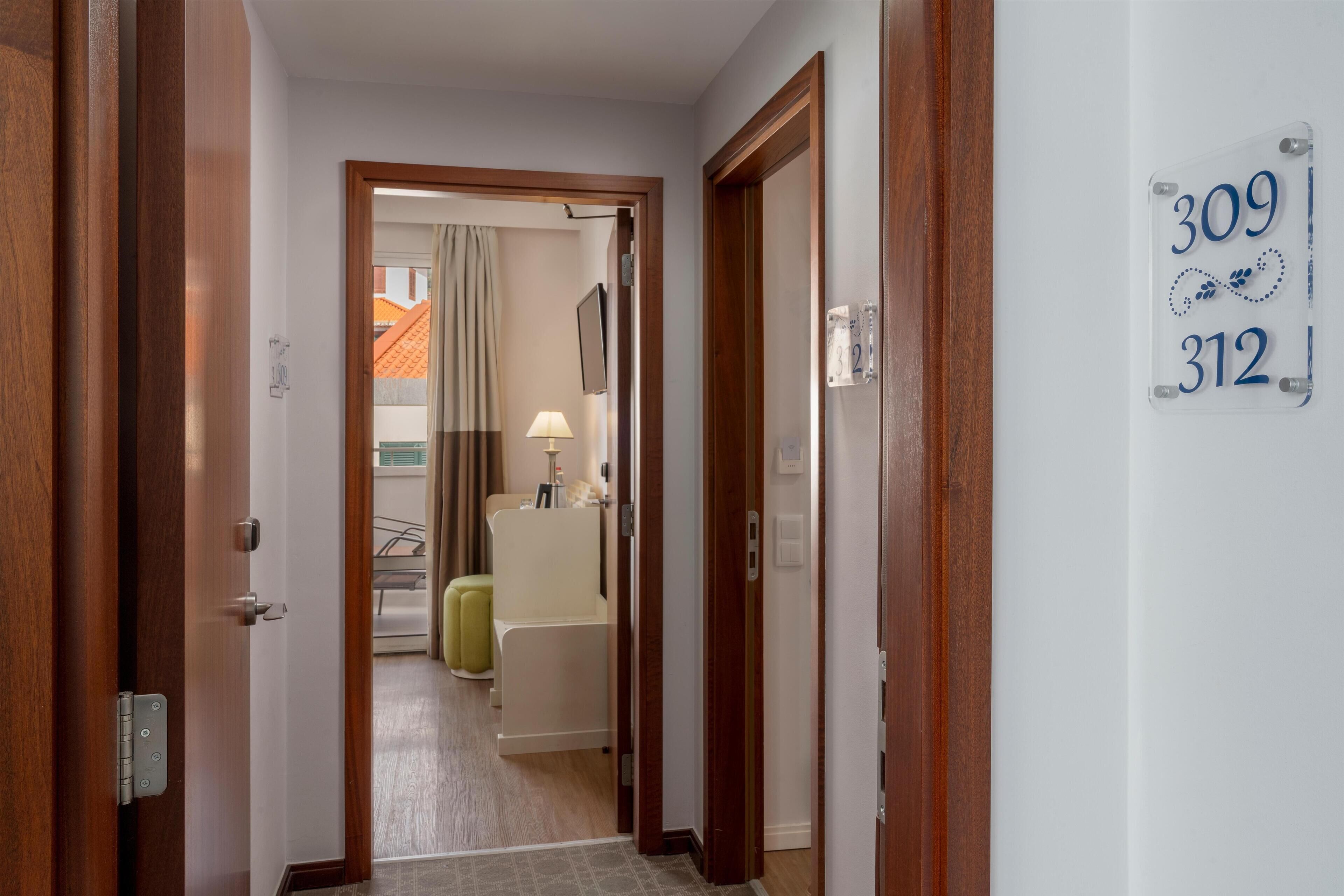 Superior-rum - anslutande rum | Skrivbord, arbetsyta för laptop, mörkläggningsgardiner och gratis wi-fi