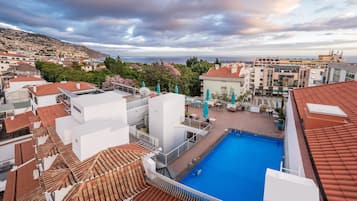 Una piscina al aire libre (de 09:00 a 19:00), sombrillas, tumbonas