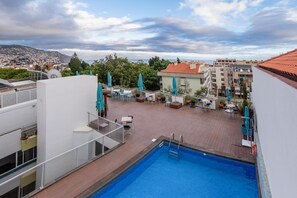 Outdoor pool, open 9:00 AM to 7:00 PM, pool umbrellas, sun loungers - Hotel Madeira (Funchal)
