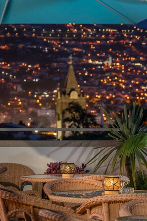 Outdoor dining - Hotel Madeira (Funchal)