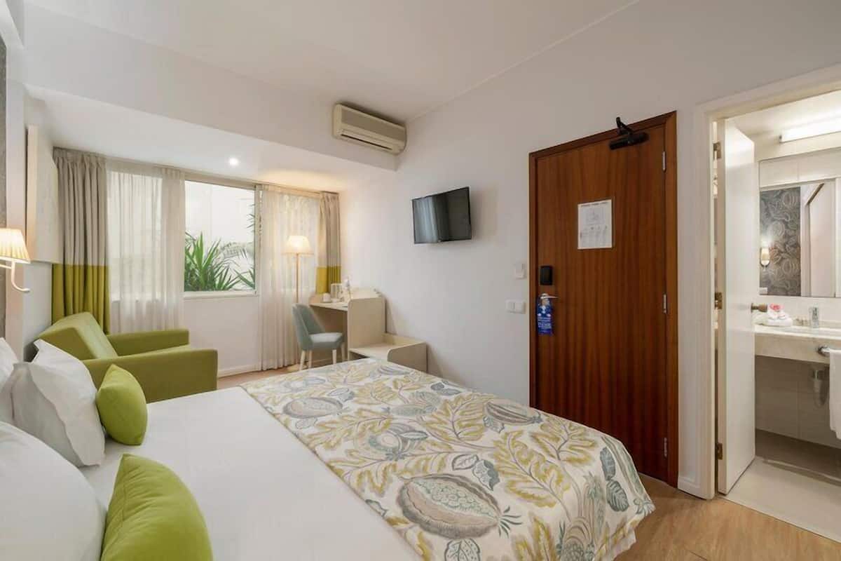 Habitación estándar, habitaciones conectadas | Escritorio, espacio para trabajar con laptop y cortinas blackout