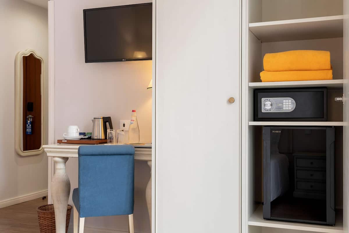 1 bedroom, desk, laptop workspace, blackout drapes