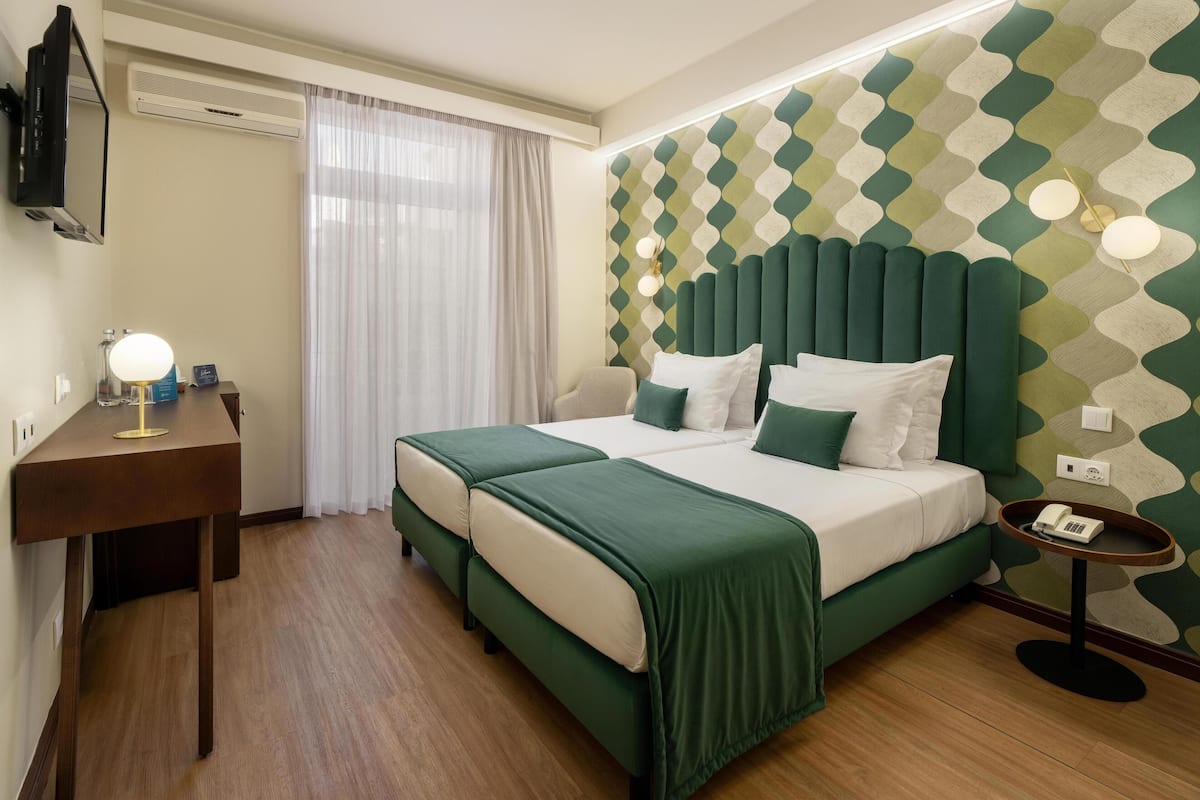 مكتب ومساحة عمل للكمبيوتر المحمول وستائر تعتيم وواي فاي مجانًا