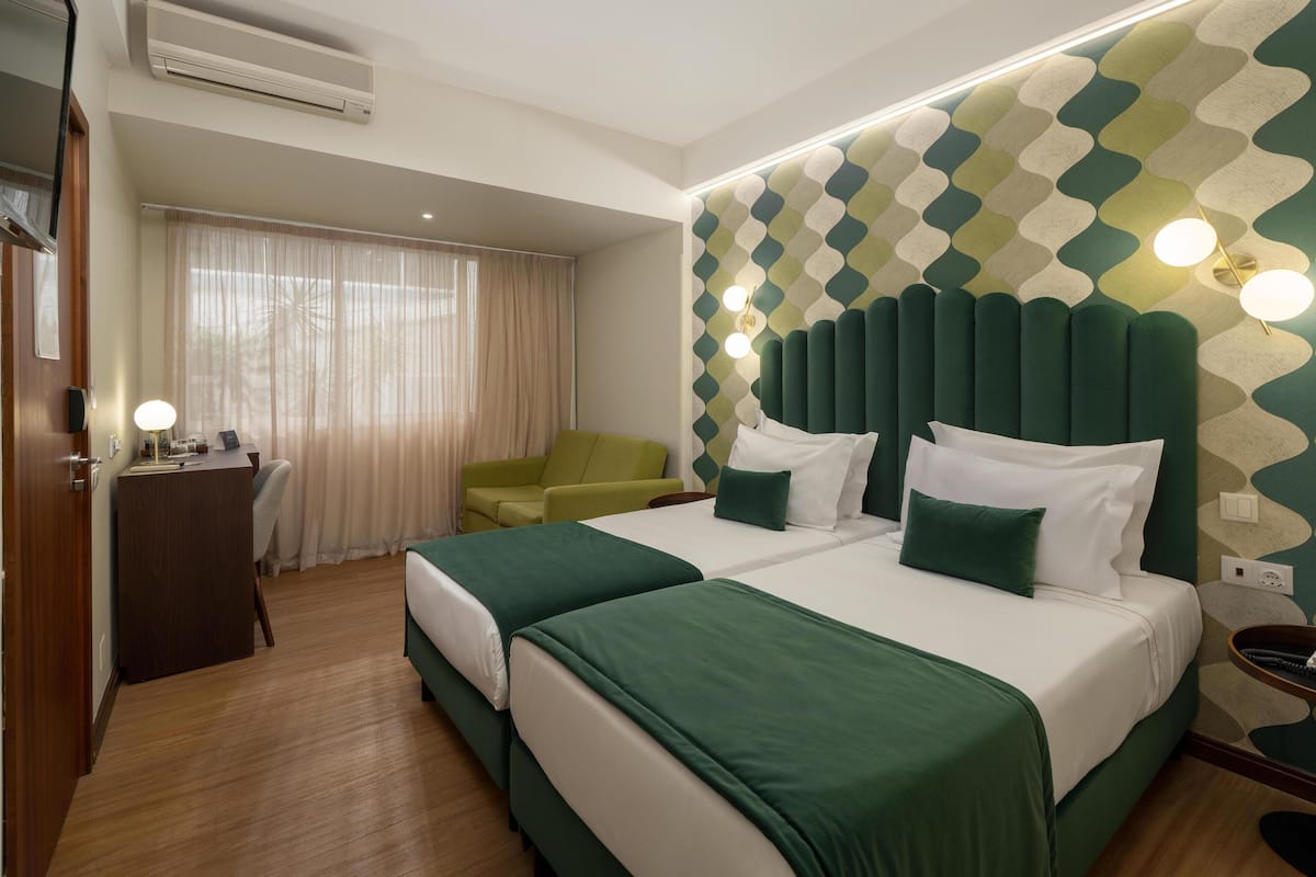 Bureau, espace de travail pour ordinateur portable, rideaux occultants