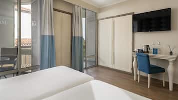 Habitación superior con 2 camas individuales, balcón | Escritorio, espacio para trabajar con laptop y cortinas blackout