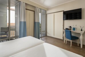 Bureau, espace de travail pour ordinateur portable, rideaux occultants