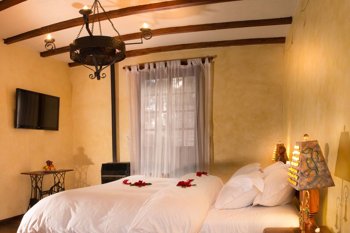 Premium bedding, down comforters, in-room safe, WiFi (free)