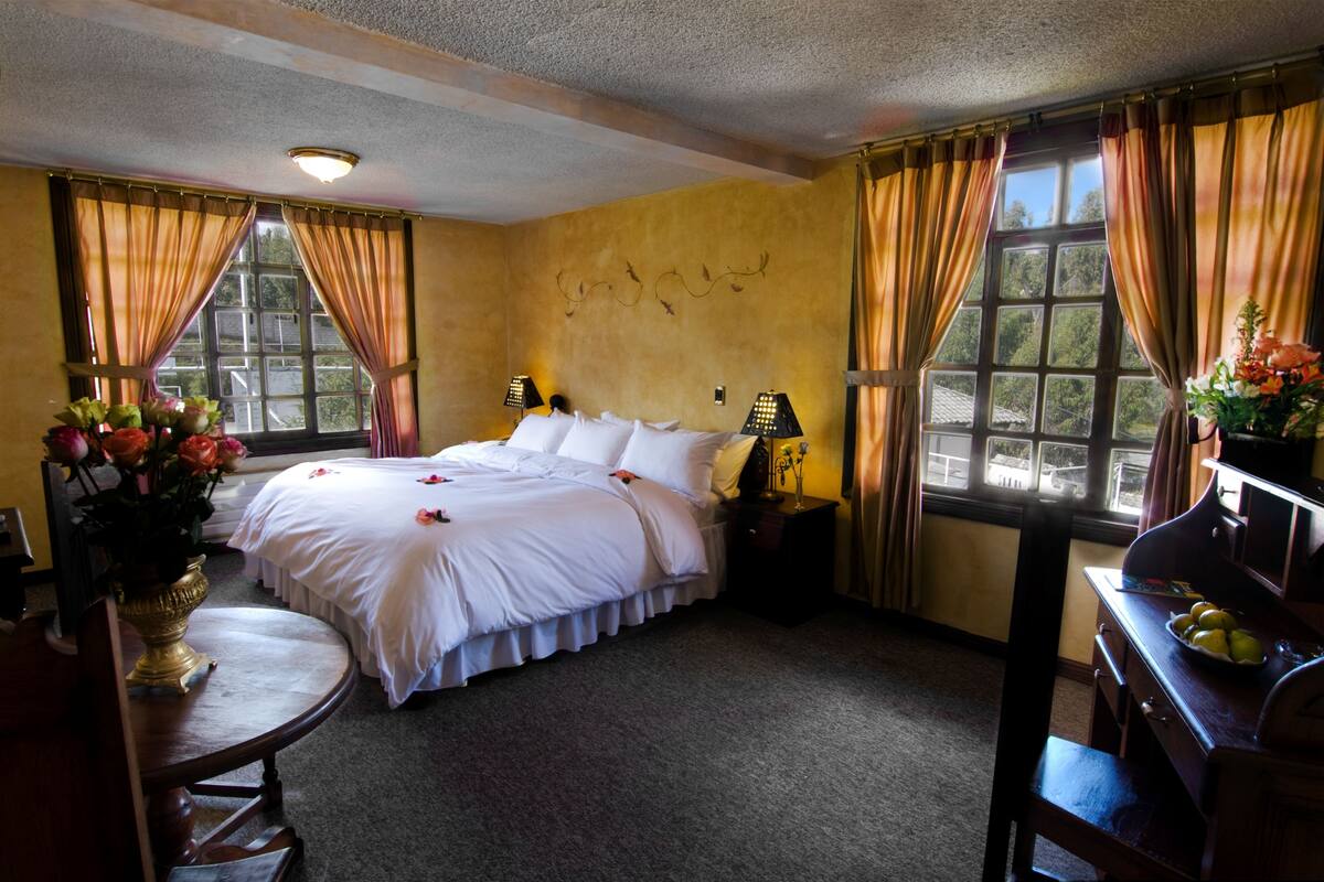 Suite | Premium bedding, down comforters, in-room safe, WiFi (free)