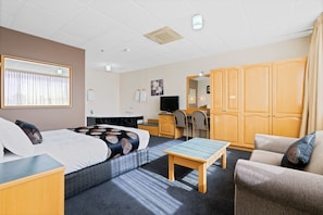 패밀리 더블룸, 침대(여러 개), 금연, 분사식 욕조 | 욕실 | 샤워 시설, 레인폴 샤워기, 헤어드라이어, 타월