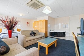 Ropa de cama de alta calidad, muebles diferentes y escritorio 