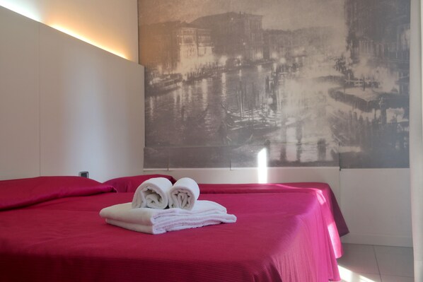 Pengeskab på værelset, skrivebord, gratis Wi-Fi