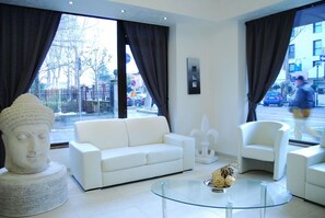 Coin salon dans le hall