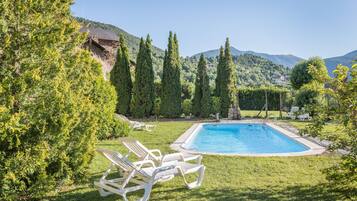 Una piscina al aire libre de temporada