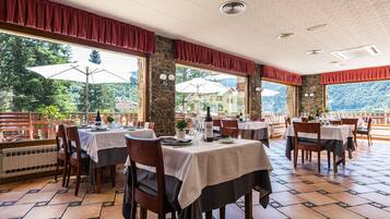 Frokost, lunsj og middag serveres