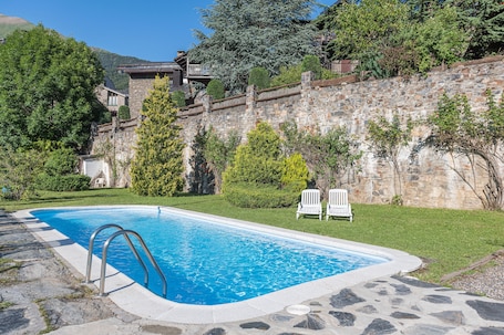 Una piscina al aire libre de temporada. Hotel Coma