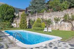 Una piscina al aire libre de temporada