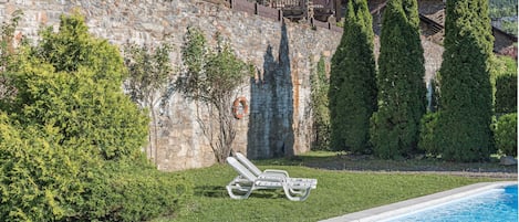 Una piscina al aire libre de temporada