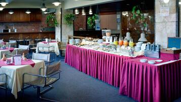 Daily English breakfast (BOB 35 per person)