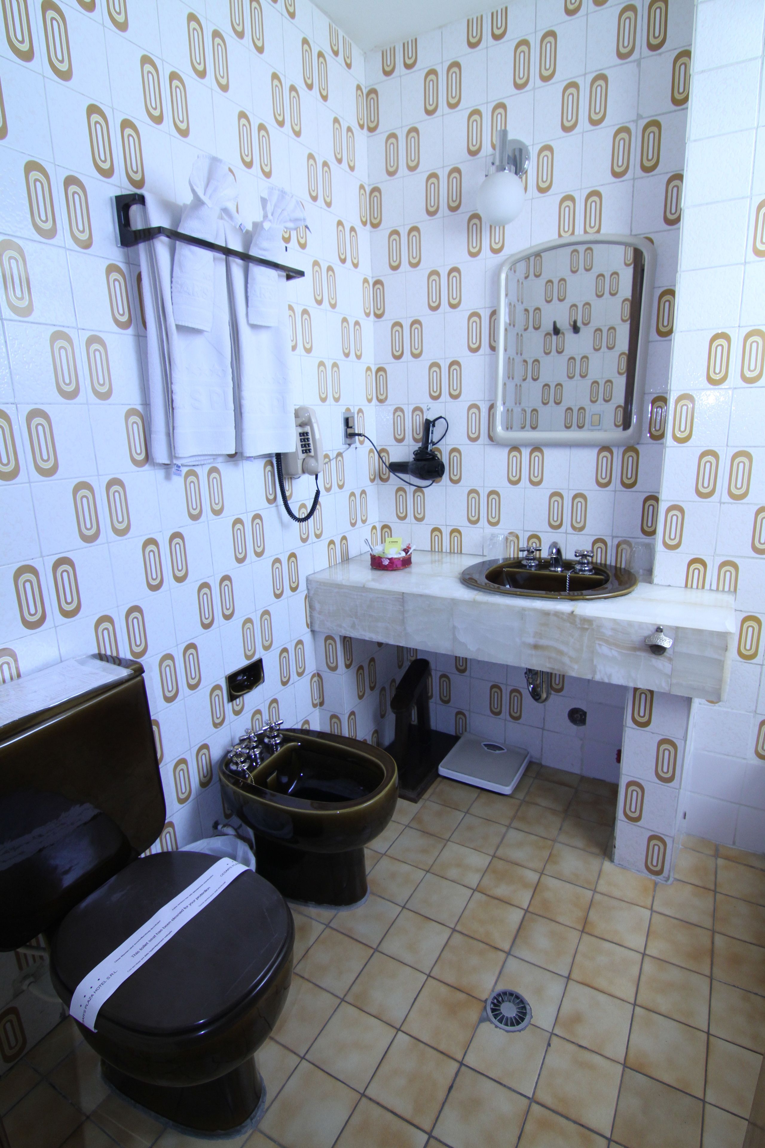 suite | bathroom | combined shower/bathtub, free toiletries, hair dryer, towels