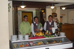 2 restaurantes; se sirve desayuno, almuerzo y cena