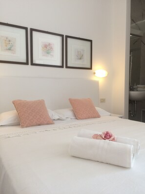 Zimmersafe, Schreibtisch, Babybetten, kostenloses WLAN