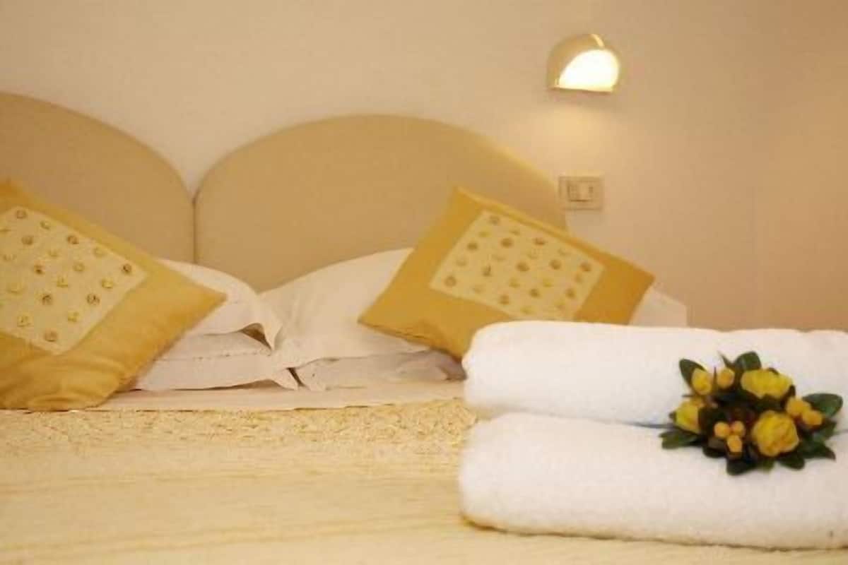 Double Room Single Use | In-room safe, desk, cots/infant beds, free WiFi
