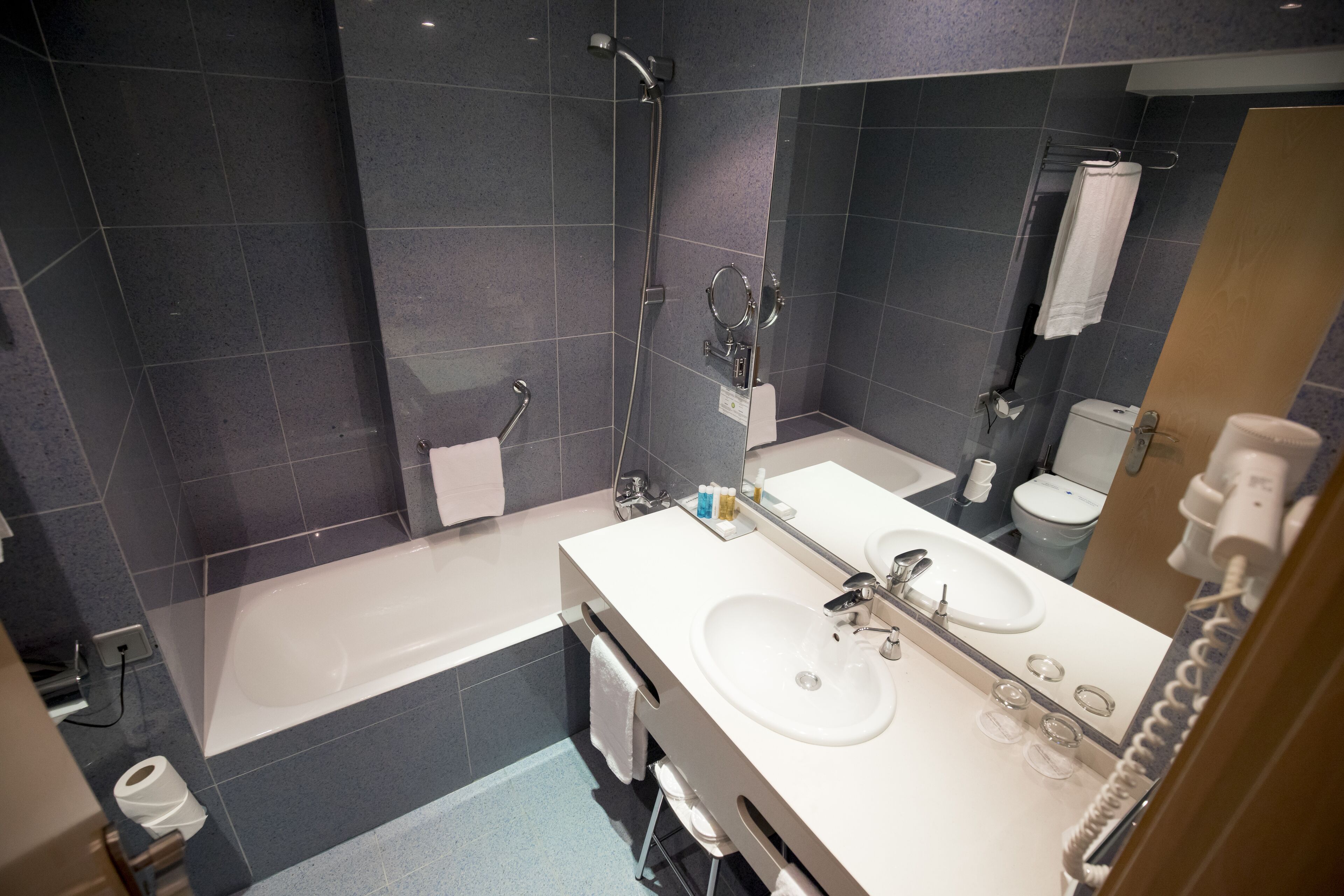 double room | bathroom | free toiletries, hair dryer, bathrobes, towels
