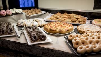 بوفيه فطور يوميًا بتكلفة قدرها (14 EUR للشخص)