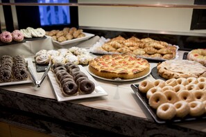 Tägliches Frühstücksbuffet gegen Gebühr