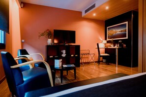 Habitación doble Premium | Área de sala de estar