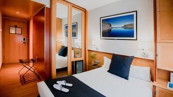 Habitación individual | Ropa de cama de alta calidad, minibar, caja fuerte y escritorio