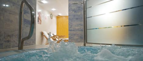 Indoor spa tub