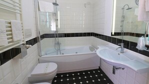 A bathroom with a bathtub, a sink, and a toilet. - Hotel Ferton (Milan)