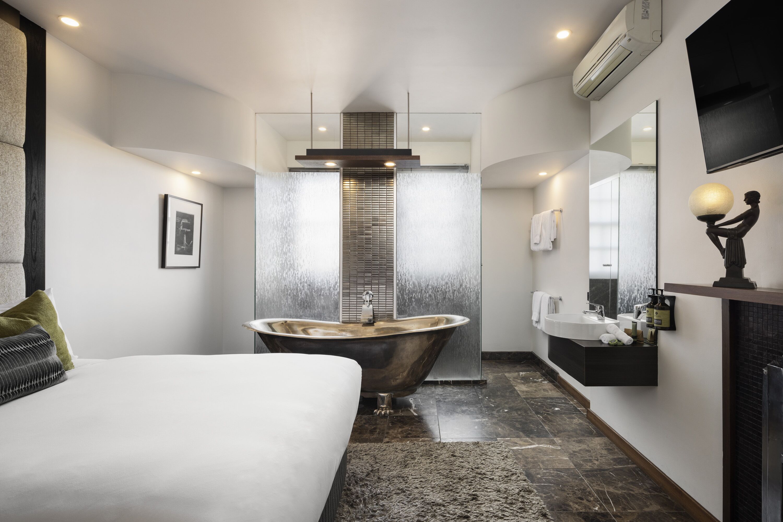 Badkamer | Een douche, designer toiletartikelen, een haardroger, badjassen