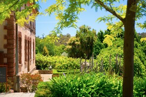 Vista frontal de la propiedad