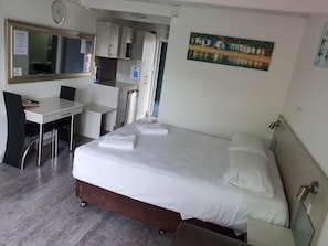 Desk, blackout curtains, soundproofing, iron/ironing board - Le George Motel (Port Macquarie)