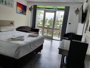 Desk, blackout curtains, iron/ironing board, free WiFi - Le George Motel (Port Macquarie)