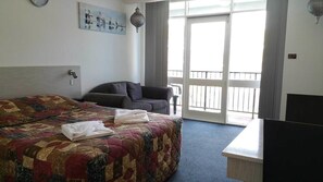 Schreibtisch, Verdunkelungsvorhänge, schallisolierte Zimmer