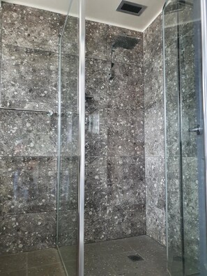 Shower, free toiletries, hair dryer, towels - Le George Motel (Port Macquarie)