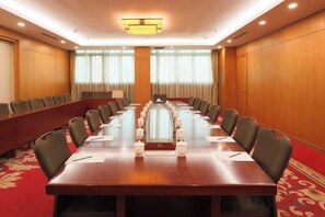 A conference room with a long table, chairs, and a carpeted floor. - Grand Hotel Yuanshan (Beijing)